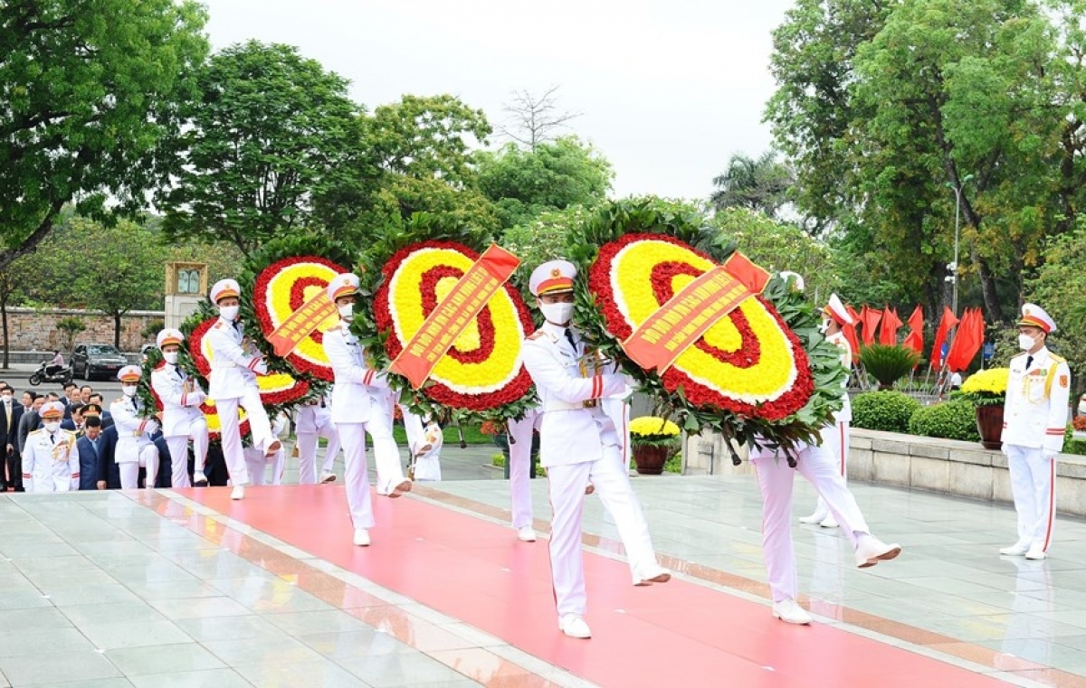 A delegation of Party and State leaders lays a wreath in front of the Ho Chi Minh Mausoleum in Hanoi on the morning of April 27.