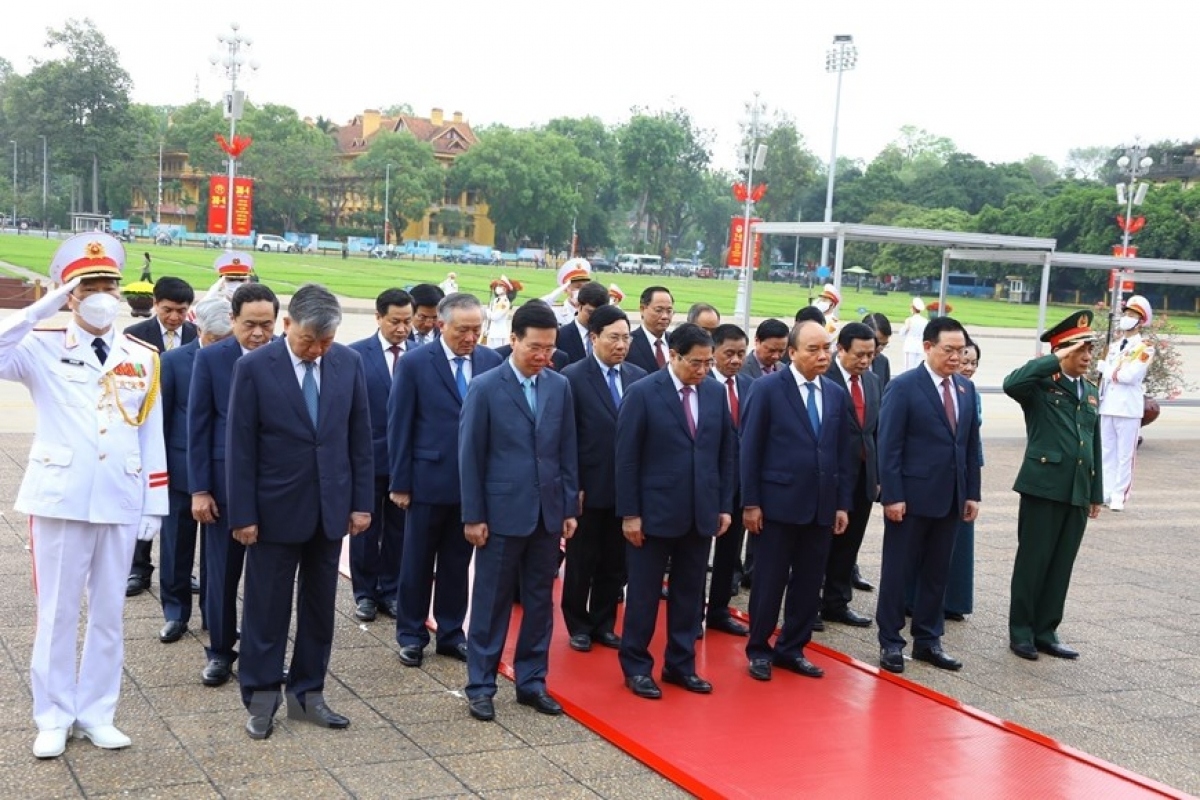 party and state leaders pay floral tribute to late president ho chi minh picture 3