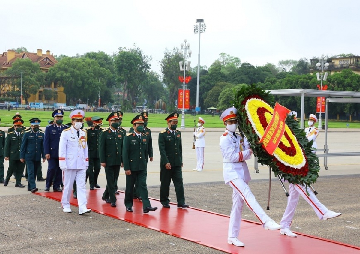 party and state leaders pay floral tribute to late president ho chi minh picture 4