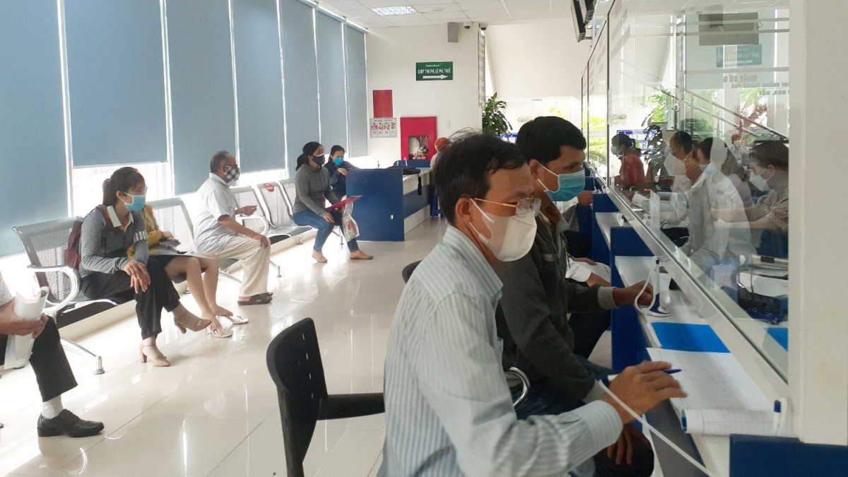 Người dân Quảng Ngãi xếp hàng chờ làm thủ tục đất đai