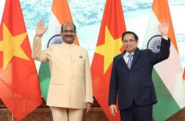 Prime Minister Pham Minh Chinh (R) and Speaker of the Indian Lok Sabha (the lower house) Om Birla (Photo: VNA) 
