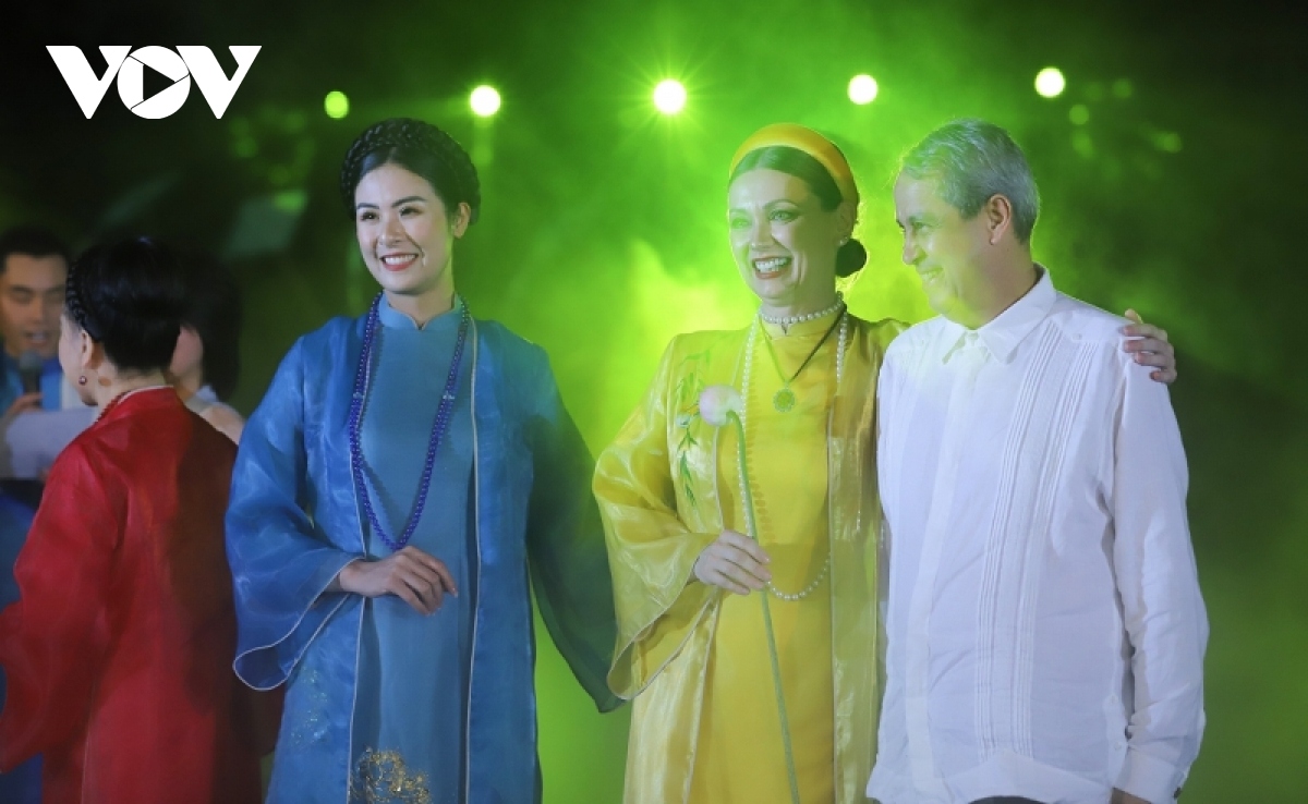 foreign ambassadors model at special ao dai show in quang ninh picture 4