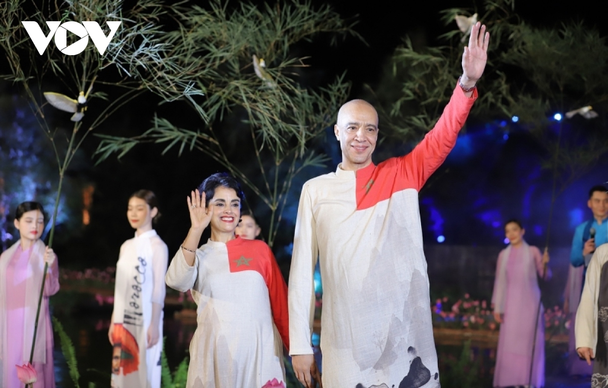 Moroccan Ambassador to Vietnam Jamale Chouaibi and his wife dress in an Ao Dai which is inspired by the landscape of Yen Tu relic complex.