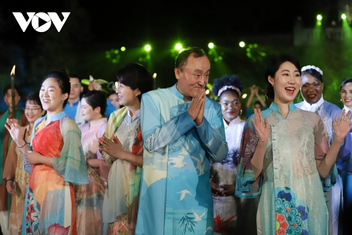 Kidong Park, representative of the WHO to Vietnam, his wife, and two daughters join the fashion show by wearing colourful Ao Dai designs.
