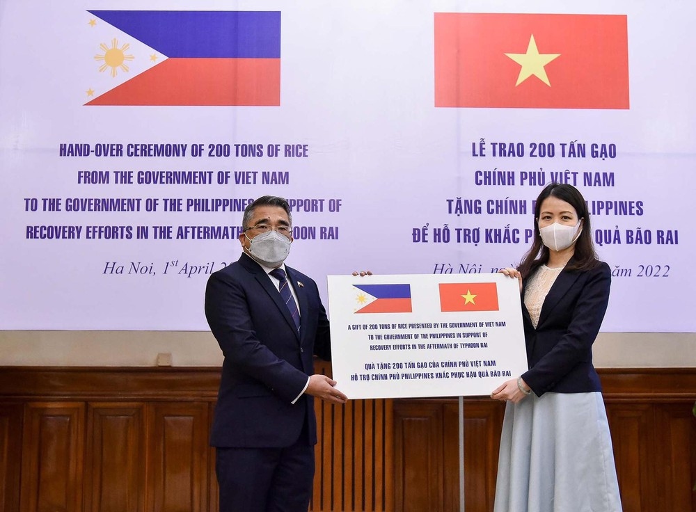 Philippine Ambassador Meynardo Montealegre (R) receives a token of the gift from the Vietnamese diplomat. (Photo: Ministry of Foreign Affairs)