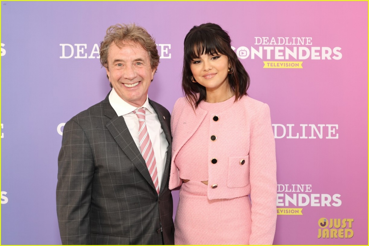 selena gomez dien cay hong thanh lich, tai xuat rang ro ben ban dien martin short hinh anh 2