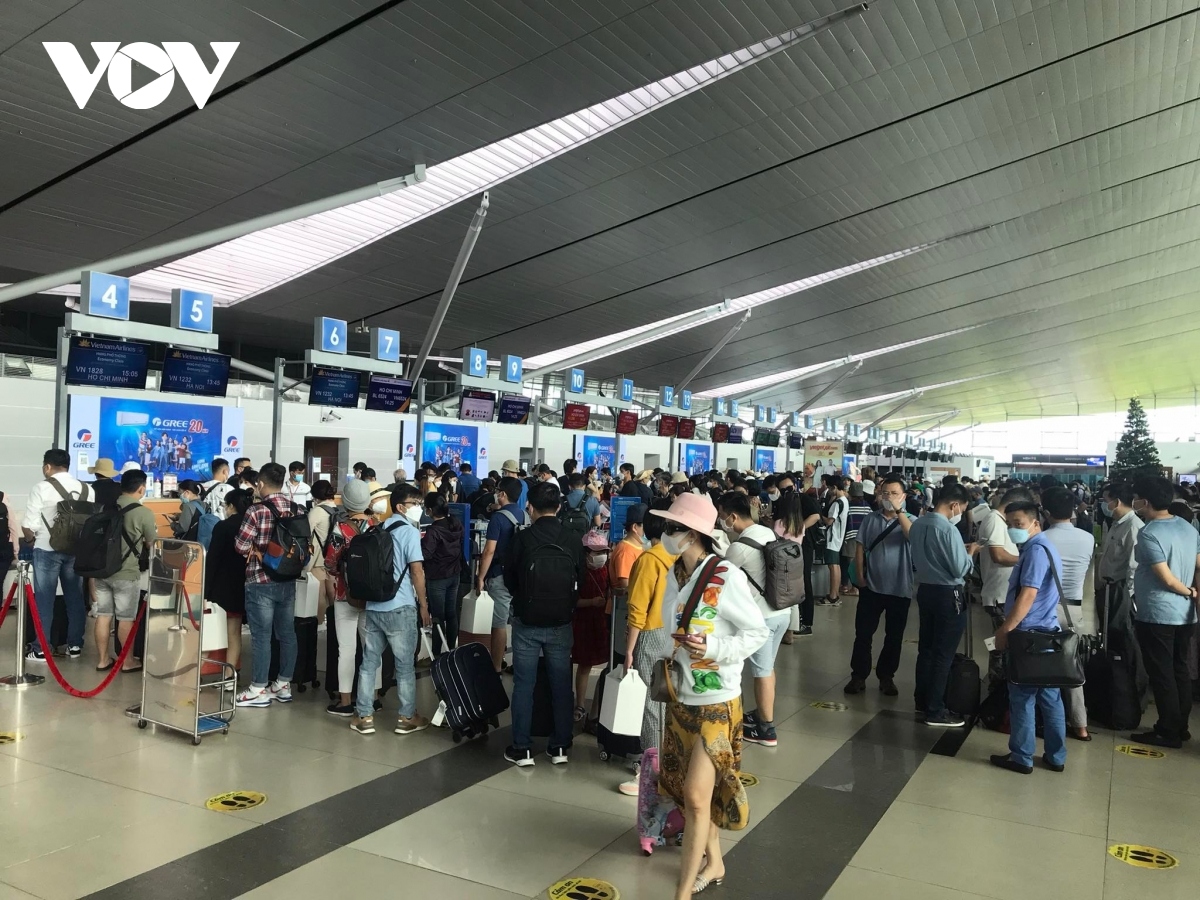 noi bai airport sees record passenger numbers ahead of national holidays picture 1