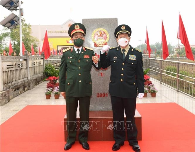 Defence Minister Phan Van Giang of Vientam and his Chinese counterpart Wei Fenghe pose for a photo at Shuikou International Border Gate before holding talks. (Photo: VNA)