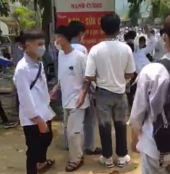 1 hoc sinh chan thuong vung dau do bi nhom ban danh hoi dong hinh anh 1