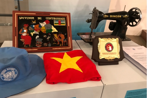 peacekeeping officers present souvenirs to vietnam women s museum picture 1