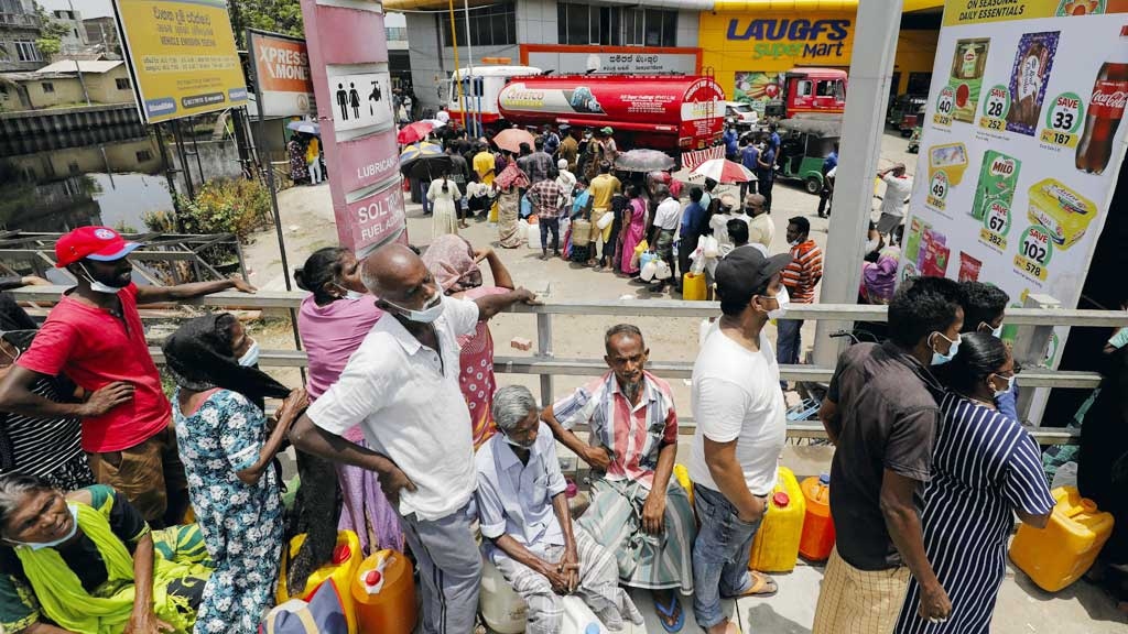 Thiếu ngoại tệ để nhập khẩu hàng hóa và nhiên liệu khiến Sri Lanka rơi vào cảnh khan hiếm xăng dầu và hàng hóa tiêu dùng, thực phẩm. (Ảnh: Reuters)