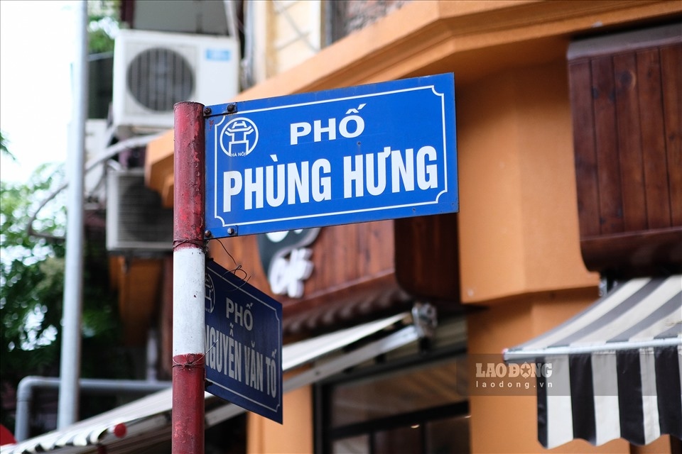 coffee shops on train street in hanoi reopen picture 1