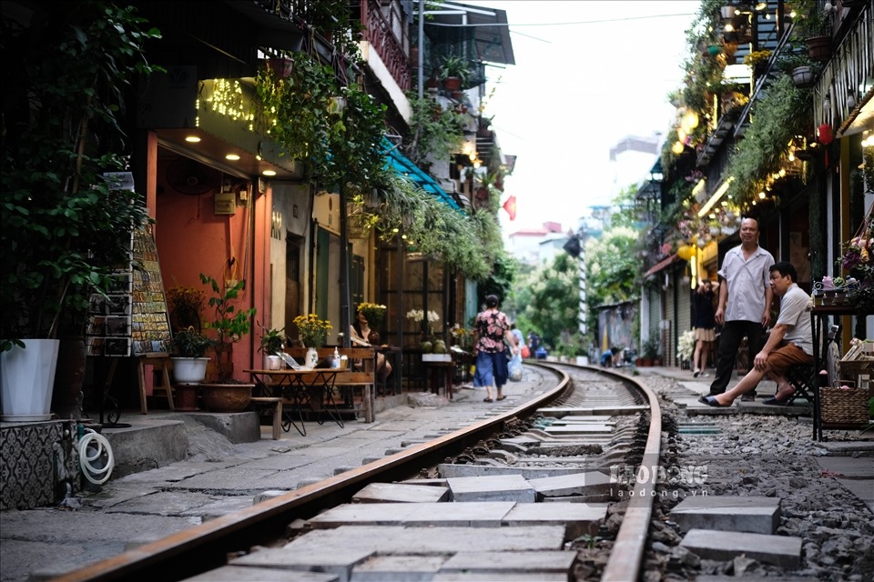 coffee shops on train street in hanoi reopen picture 10