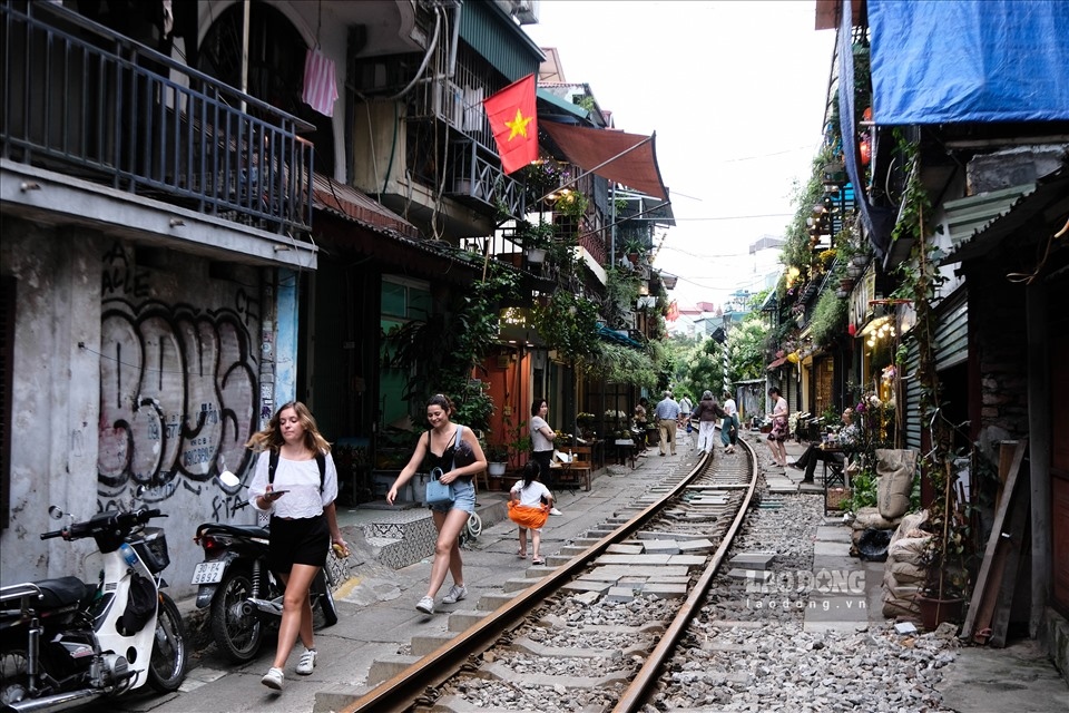 coffee shops on train street in hanoi reopen picture 11