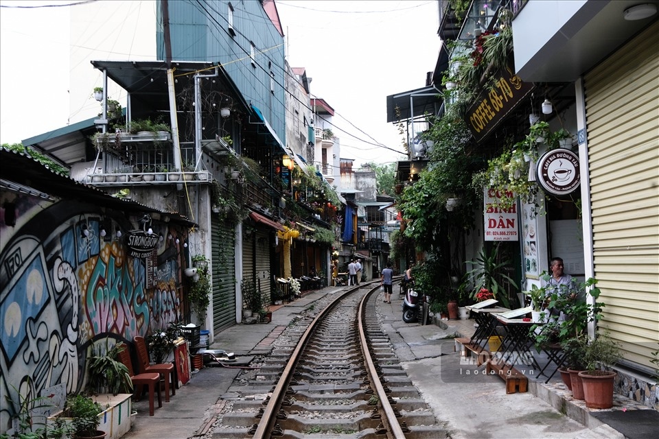 coffee shops on train street in hanoi reopen picture 2