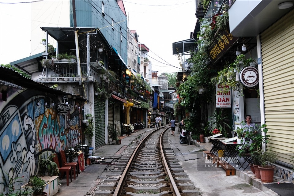 coffee shops on train street in hanoi reopen picture 2 coffee shops on train street in hanoi reopen picture 2