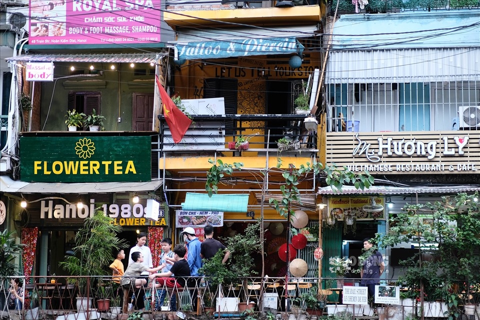 coffee shops on train street in hanoi reopen picture 3