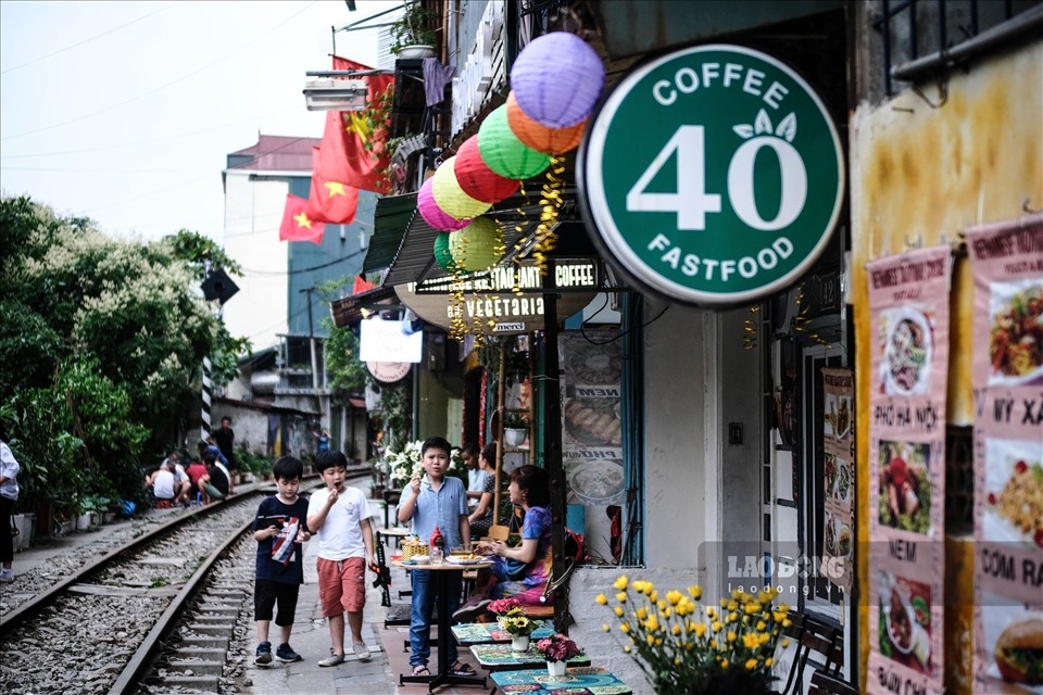 coffee shops on train street in hanoi reopen picture 4