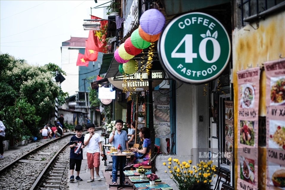 coffee shops on train street in hanoi reopen picture 4 coffee shops on train street in hanoi reopen picture 4