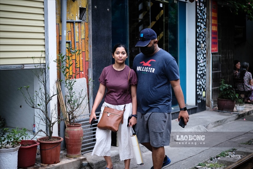 coffee shops on train street in hanoi reopen picture 6