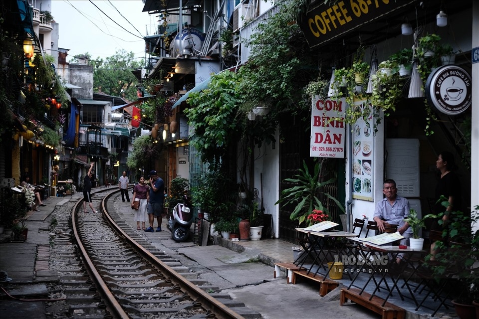 coffee shops on train street in hanoi reopen picture 8