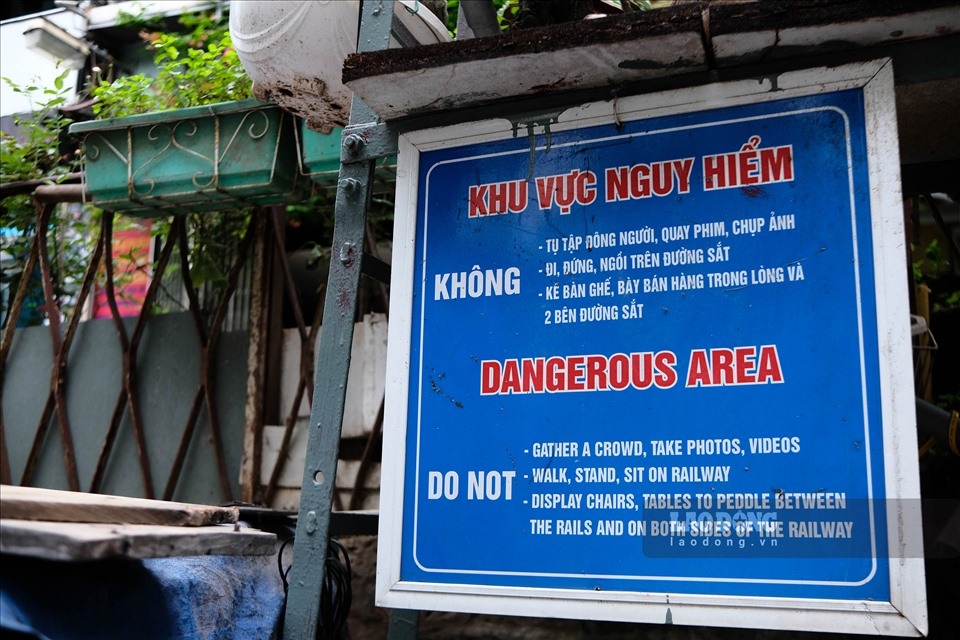 coffee shops on train street in hanoi reopen picture 9