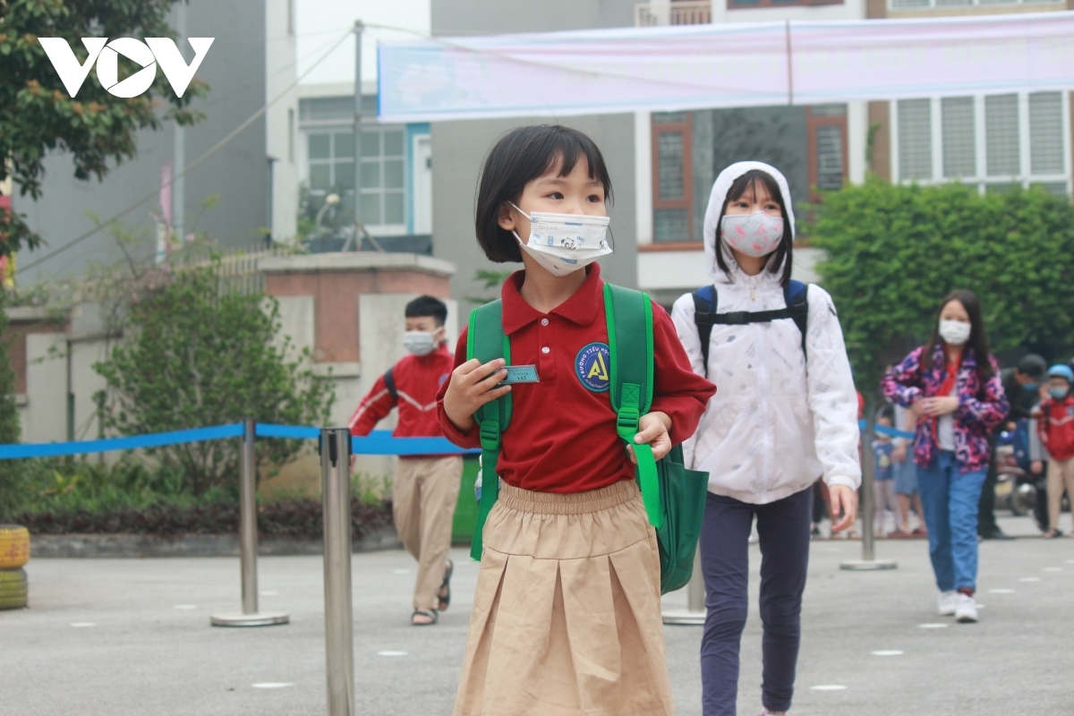 grades one to six head back to school in hanoi picture 11