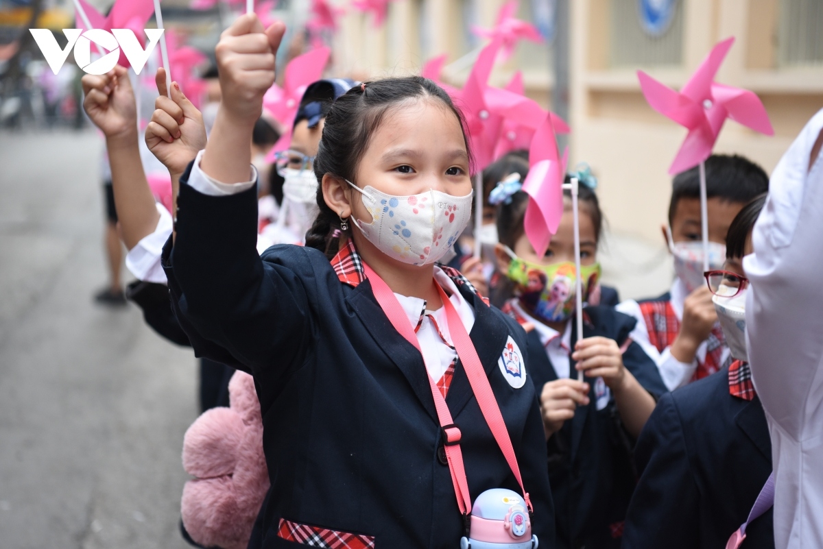 grades one to six head back to school in hanoi picture 5