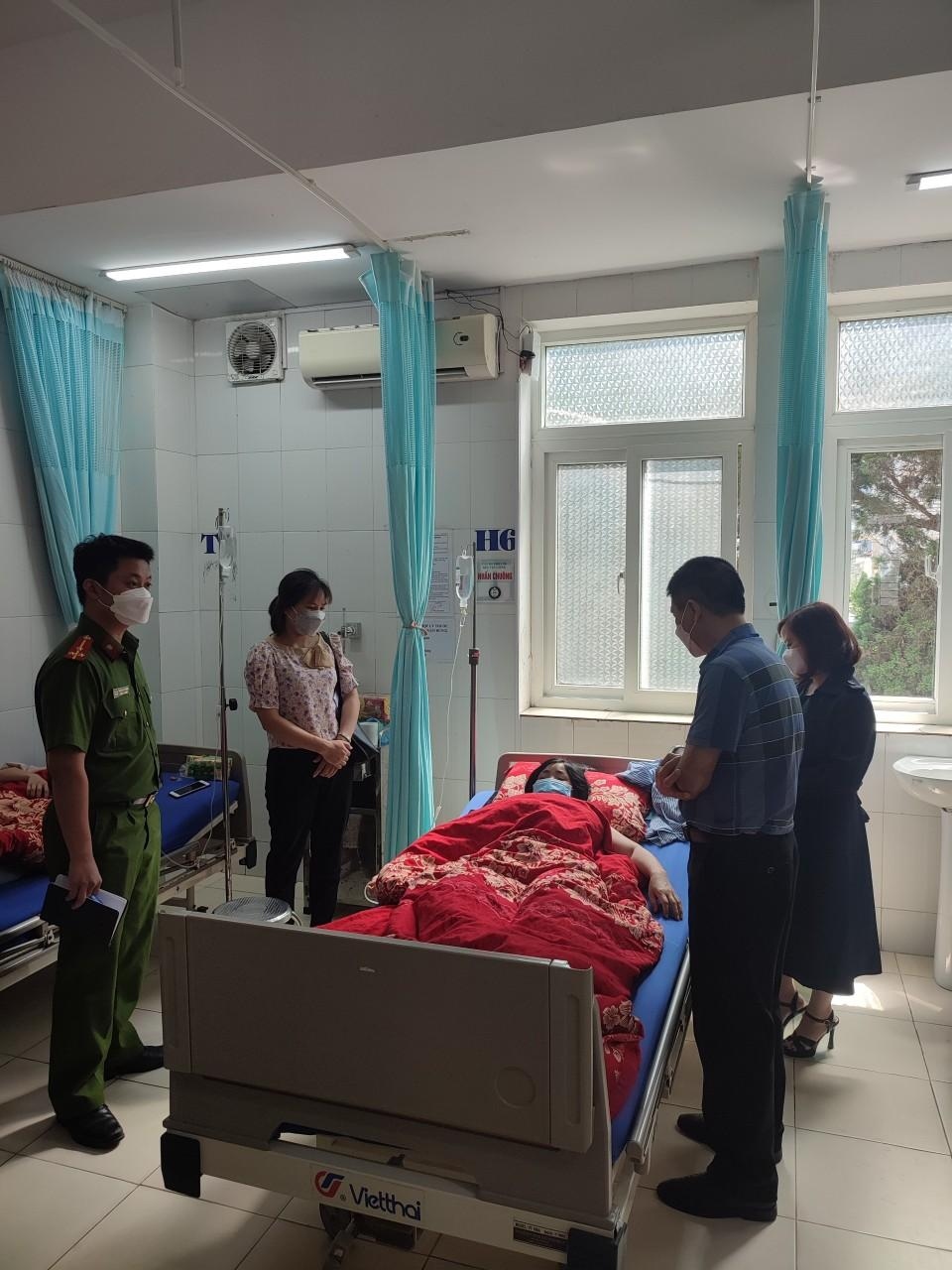 Vụ 5 nhân viên nhập viện vì ăn gói bánh nhặt được: Phạt khách sạn 8 triệu đồng