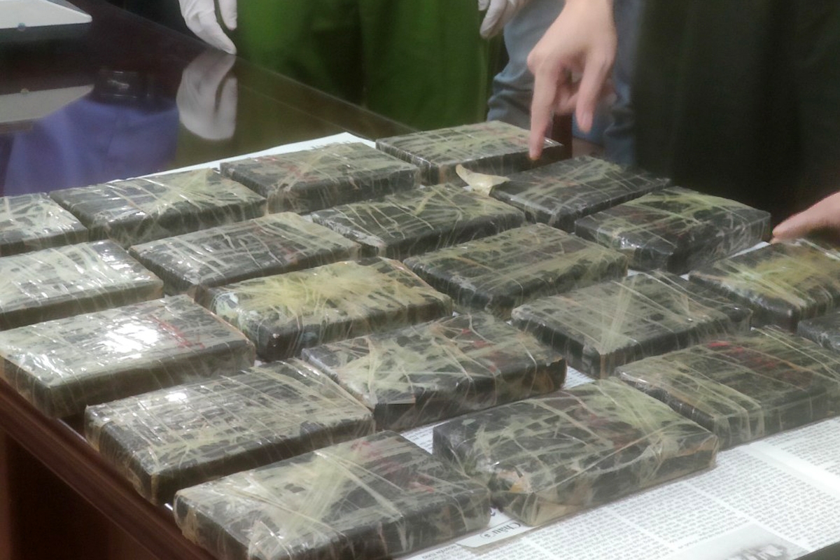 Dùng xe máy chở thuê 20 bánh heroin đi tiêu thụ