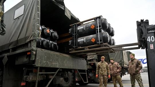 Ukraine tiếp nhận các tên lửa FGM-148 Javelin được chuyển tới sân bay Boryspil ở Kiev, Ukraine. Ảnh: AFP