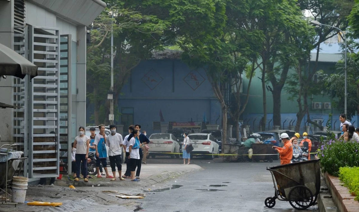 Nhân viên nhà hàng cùng nhiều người dân bên trong đã hoảng loạn tháo chạy ra ngoài.