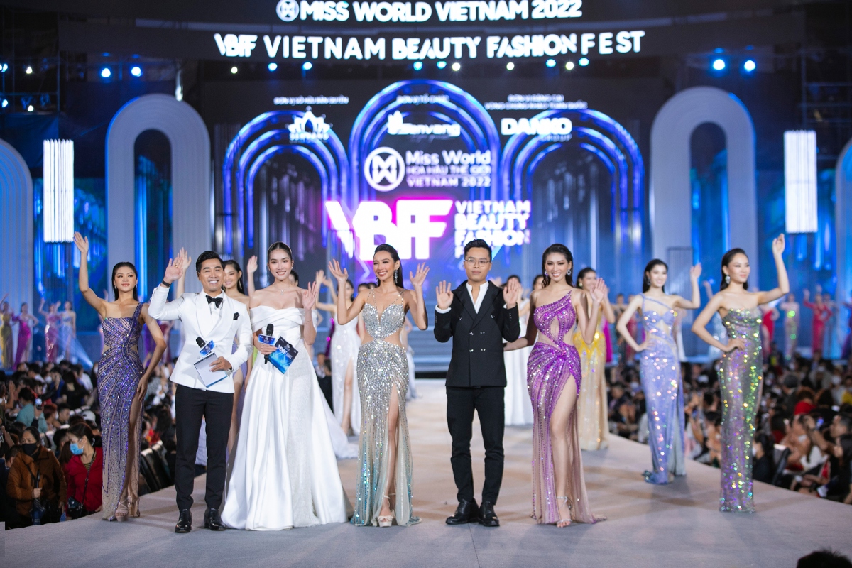 thuy tien goi cam het nac, Do my linh tha bo cau tren san runway hinh anh 12