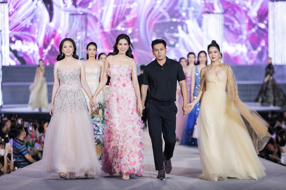 thuy tien goi cam het nac, Do my linh tha bo cau tren san runway hinh anh 8