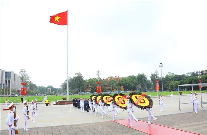 Đoàn đại biểu lãnh đạo Đảng, Nhà nước đặt vòng hoa, vào Lăng viếng Chủ tịch Hồ Chí Minh