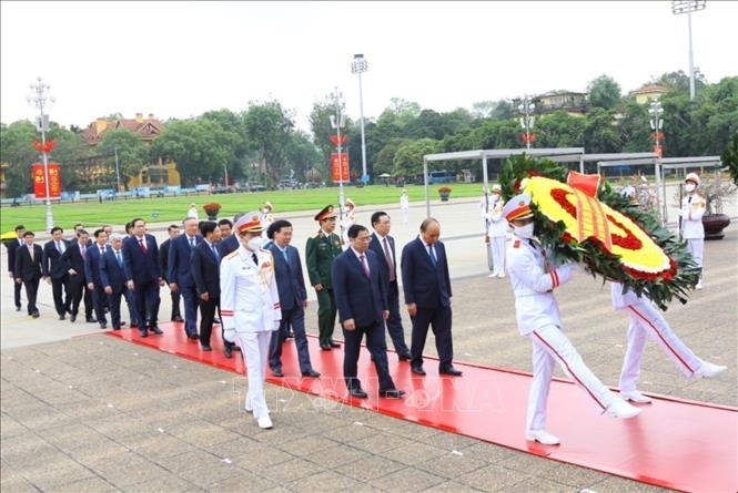 Đoàn lãnh đạo Đảng, Nhà nước do Chủ tịch nước Nguyễn Xuân Phúc, Thủ tướng Phạm Minh Chính dẫn đầu