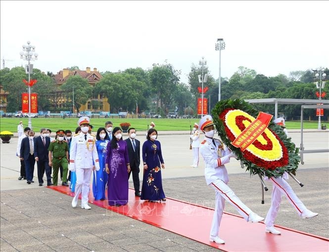 Đoàn đại biểu thành phố Hà Nội vào Lăng viếng Chủ tịch Hồ Chí Minh