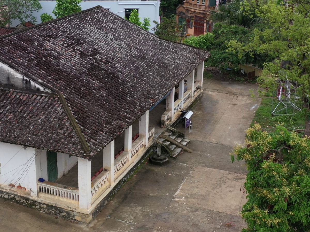 Trước kia Dinh thự dòng họ Nông nằm trong một khuôn viên rộng, có 2 cây dã hương cổ thụ hơn 100 tuổi trước cổng và gồm 2 nhà chính (nhà trong và nhà ngoài). Nguồn: UBND huyện Bảo Lạc