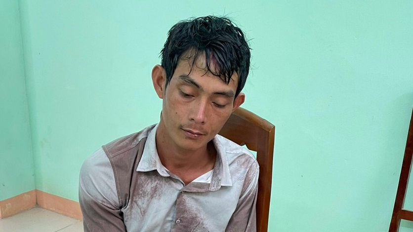 Chồng đâm chết vợ giữa đường rồi bỏ trốn