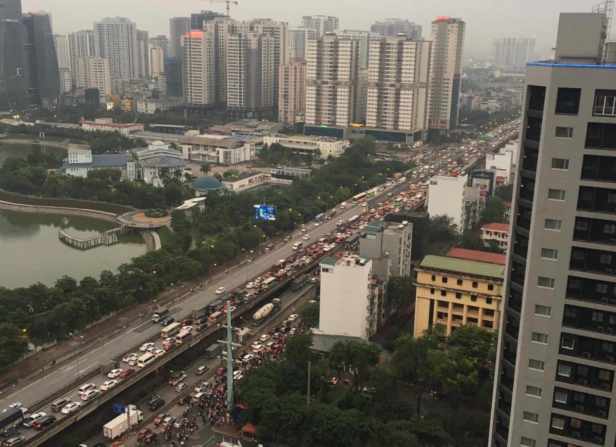 Ùn ứ, thậm chí kẹt cứng là tình trạng chung của nhiều khu vực cửa ngõ và các đường vành đai tại Thủ đô trong chiều ngày 29/4, khi người dân ùn ùn trở về quê dịp bốn ngày nghỉ lễ.