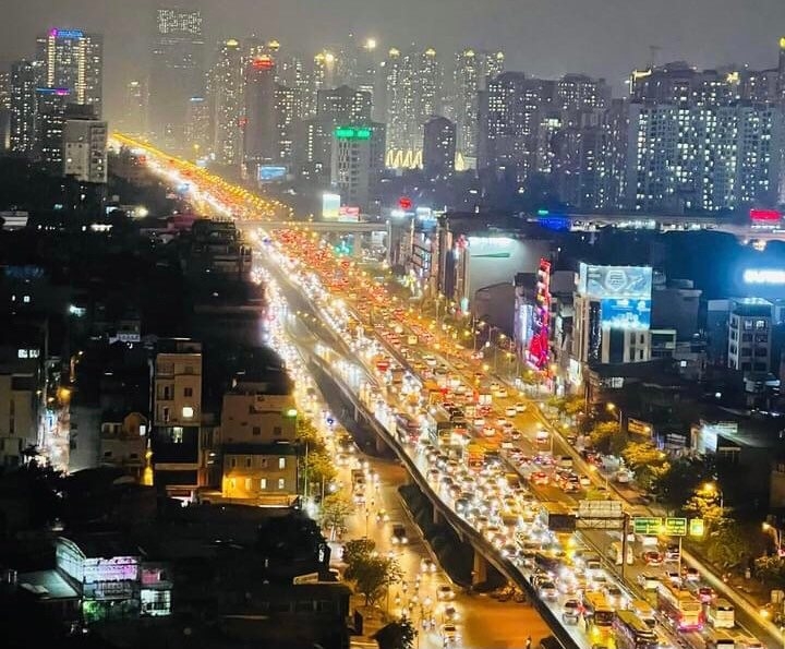 Đến 23h cùng ngày, lượng người và phương tiện vẫn rất đông. Nhiều hành khách bất chấp nguy hiểm đứng đón xe khách ngay trên đường vành đai 3 trên cao.