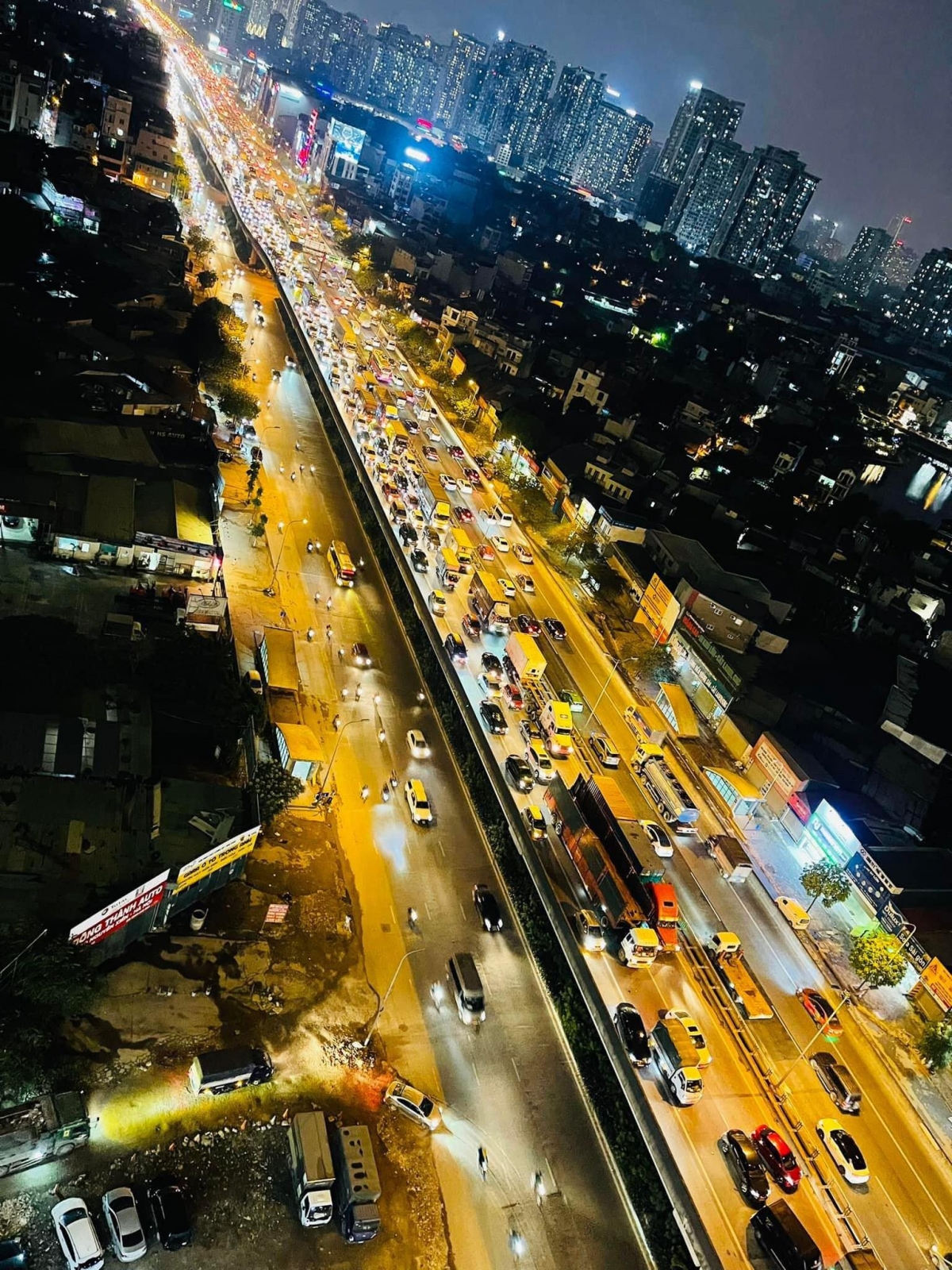 Đường vành đai 3 trên cao hướng ra khỏi Hà Nội ùn tắc kéo dài hàng km lúc 23h.