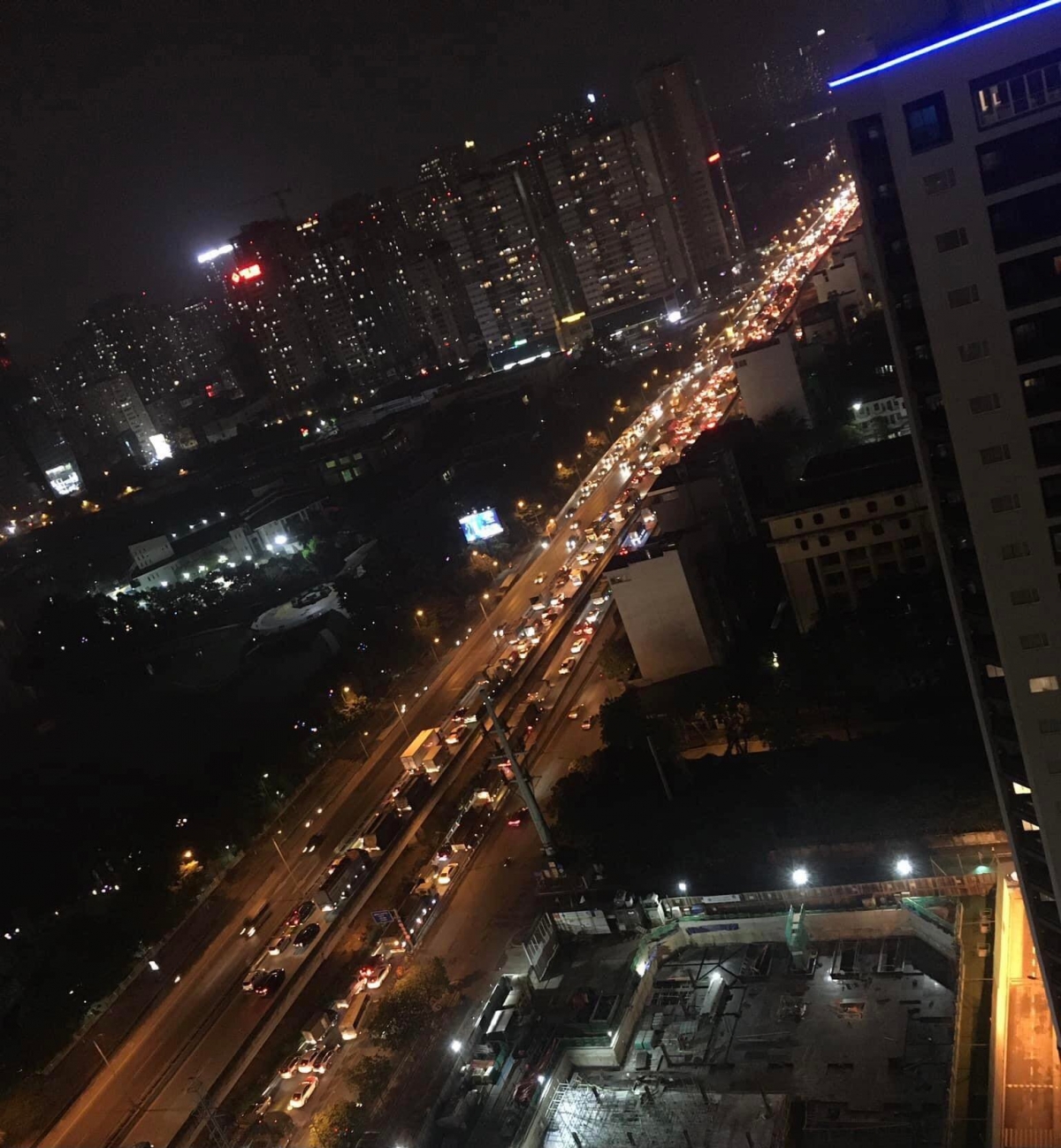 Hầu hết các phương tiện đều phải di chuyển từng chút một ở những nhánh lên đường vành đai 3 trên cao di chuyển ra khỏi Hà Nội.