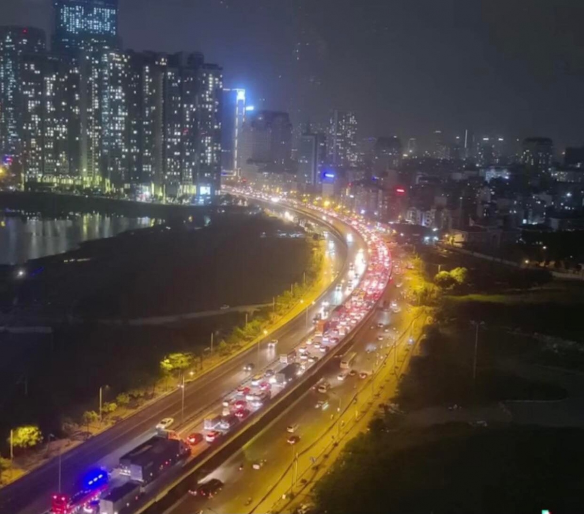 Lưu lượng người và các phương tiện tham gia giao thông trên các tuyến đường Vành đai 3 trên cao tăng đột biến. Nguyên nhân là do kỳ nghỉ lễ kéo dài 4 ngày nên nhiều người về quê sớm.