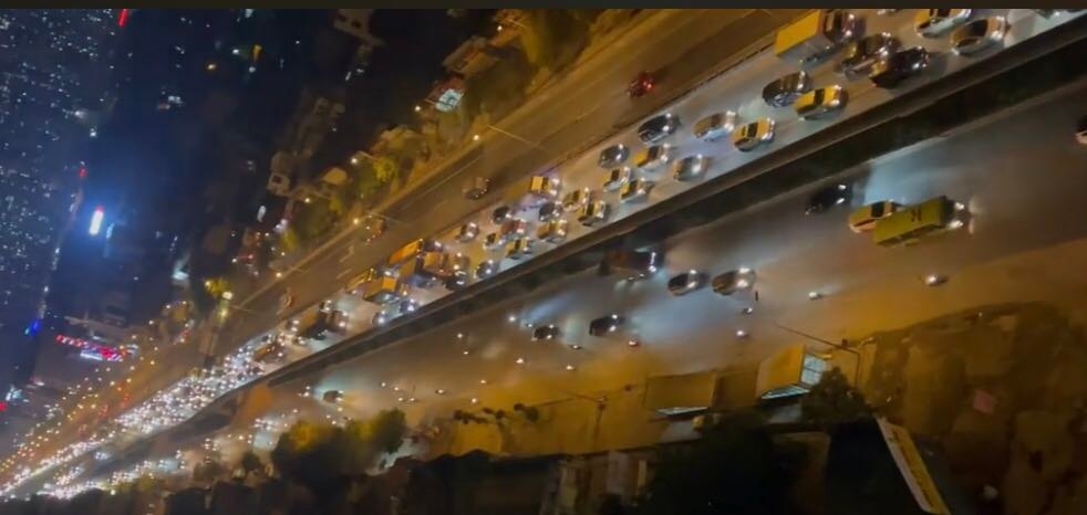 Càng về khuya,dòng xe bị kẹt càng kéo dài.