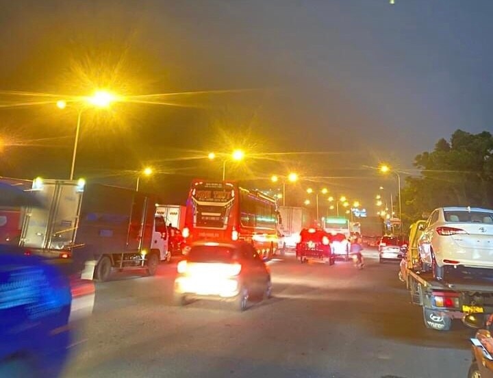 Nhiều bác tài lo lắng khi dòng xe kẹt cứng và có nguy cơ ngủ đêm trên đường.