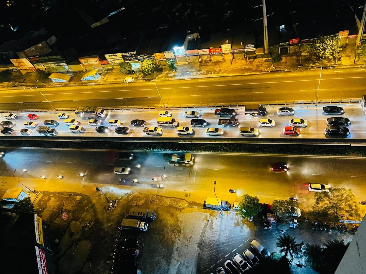Ghi nhận lúc 21h45, đường vành đai 3 trên cao và dưới thấp đều ở tình trạng ùn tắc kéo dài, đặc biệt đoạn qua bến xe Nước Ngầm.