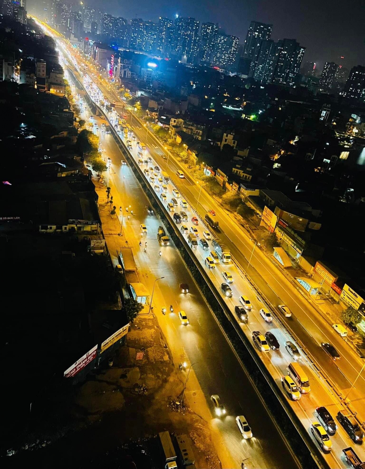 Hình ảnh hàng đoàn phương tiện chen chúc nhau nhích từng chút trên đường vành đai 3 trên cao, bắt đầu xảy ra ùn tắc cục bộ từ 15h đến 23h đêm 29/4. 