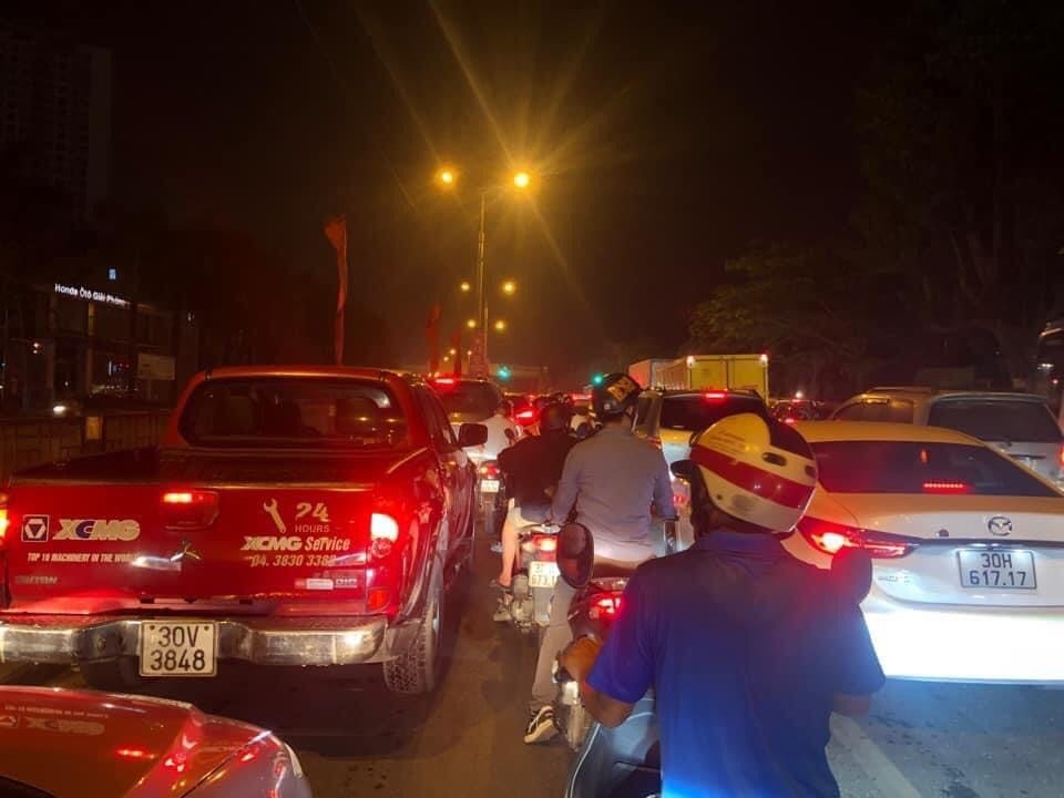 Lưu lượng lớn xe cá nhân, xe khách liên tỉnh chiếm đa số phương tiện dẫn đến cảnh ùn tắc nghiêm trọng, các phương tiện di chuyển khó khăn.