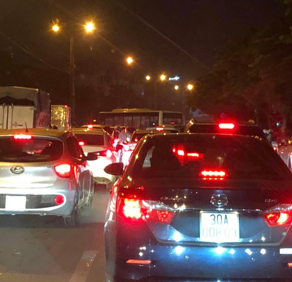 Trên Quốc lộ 1, Cầu Phù Đổng di chuyển khó khăn hướng các phương tiện về Hà Nội, chiều ngược lại di chuyển đi các tỉnh Bắc Ninh, Bắc Giang, Lạng Sơn, giao thông thông thoáng.